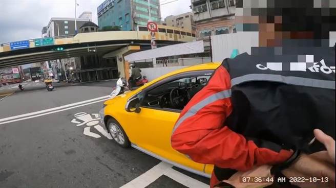 基隆市一名男子趁车主下车如厕，偷走计程车，还接连肇事。在10分钟内基隆市警方便将他当场逮捕。（基隆市警局提供／张志康基隆传真）