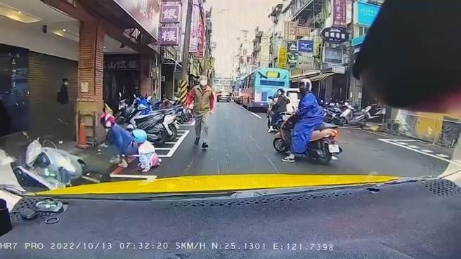 王男年迈，未能追上沈嫌，沈嫌逃跑时，还撞倒画面左方一对母女的机车。（基隆市警局提供／张志康基隆传真）