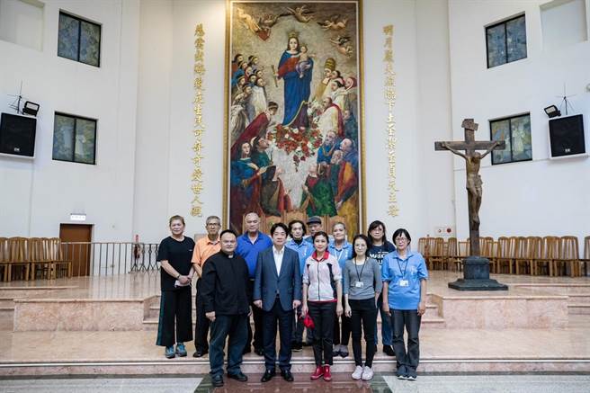 副總統賴清德上周到天主教花蓮教區主教公署，表達願協助震後重建與捐款，谷辣斯陪同到場。（谷辣斯總部提供）