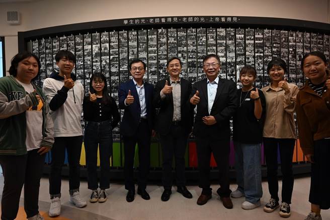 中華經濟研究院WTO及RTA中心副執行長李淳（中）與中原大學師生合影。（中原大學提供／蔡明亘桃園傳真）