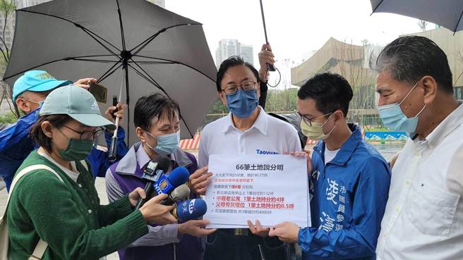 國民黨桃園市長參選人張善政澄清外界對他土地的質疑，痛批民進黨連往生老人家的靈骨塔位都要抹黑。（賴佑維攝）