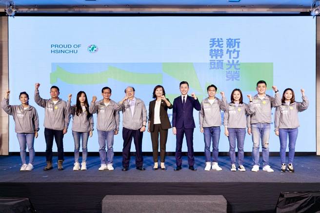 沈慧虹（中）今天在前市长林智坚（右五）、立委柯建铭（左五）及所有党籍市议员候选人的陪同下举办「超级城市新竹市─沈慧虹新竹愿景发表会」。（陈育贤摄）