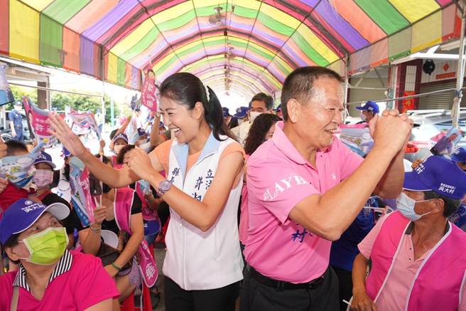許淑華與吳大村在集集鎮的聯合競選總部成立，他們在鄉親簇擁下進場。（許淑華競辦提供／楊靜茹南投傳真）