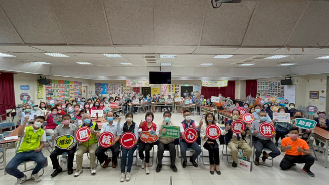 六大社福团体，共同喊出「挺台南，继续拚」的口号，力挺黄伟哲在年底可以继续为台南市民服务。(台南市政府提供)