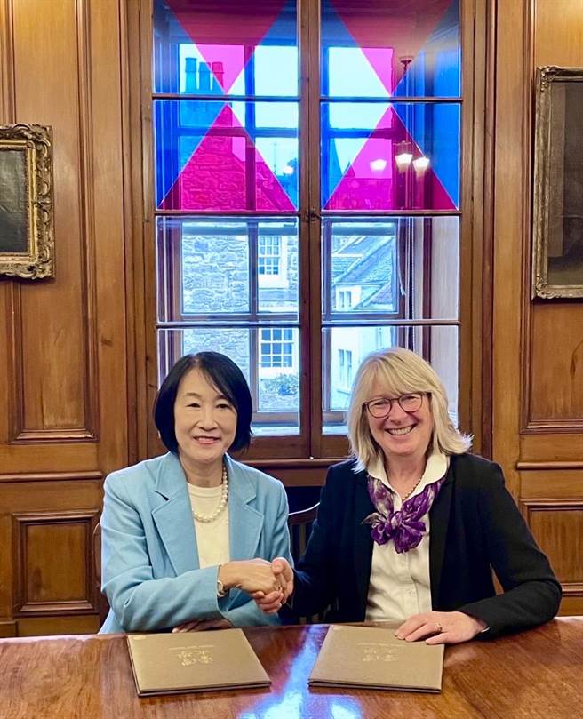 台大副校長周家蓓（左）與英國聖安德魯斯大學副校長米爾恩 (Deputy Principal Prof. Lorna Milne)（右）簽約締結姊妹校。(台大提供／李侑珊台北傳真)