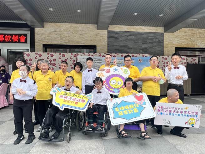 去年7月，屏東縣磐石社會福利事業基金會動工打造「飛揚天使莊園」，不料因建築材料飛漲，導致目前出現7500萬的資金缺口，基金會15日舉辦募款餐會，盼各界善心人士協助。（謝佳潾攝）