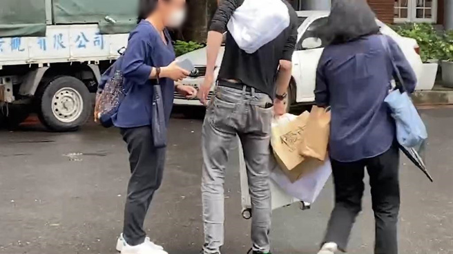 蔡女家屬前往案發現場招魂。（陳鴻偉翻攝）