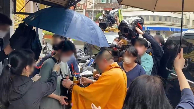 蔡女家屬前往案發現場招魂。（陳鴻偉翻攝）