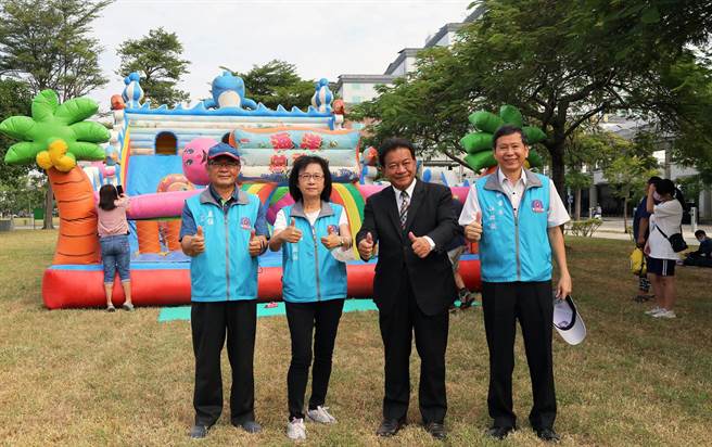 台南市议会及市政府合办的欢乐气垫嘉年华活动，议长郭信良希望市民乡亲带着孩子前来免费玩个够。（台南市议会提供／洪荣志台南传真）
