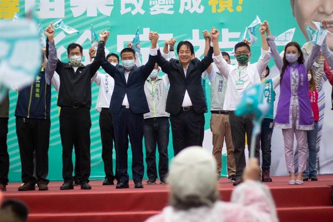 民进党苗栗县长候选人徐定祯15日在竹南镇龙凤宫前举办造势大会，副总统赖清德到场加持。（徐定祯竞总提供／谢明俊苗栗传真）