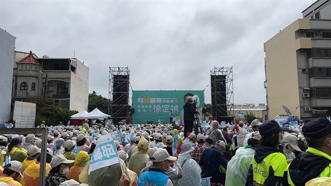 民进党苗栗县长候选人徐定祯15日在竹南镇龙凤宫前举办造势大会。（徐定祯竞总提供／谢明俊苗栗传真）
