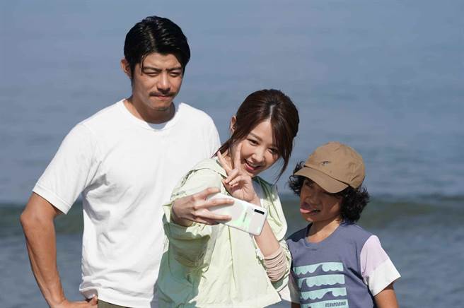 王柏杰在《比悲伤更悲伤的故事》中与邵雨薇、白润音互动自然感人。（资料照）