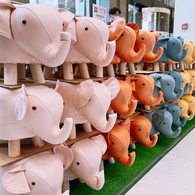 巨城快闪柜一波接一波，1F创艺厅有造型动物椅凳南霸天「慕可慕客MUCMUC」，小朋友最爱的恐龙、羊驼、大象等多款缤纷可爱的动物椅凳，下杀超值破盘价等民眾带回家。（巨城提供／陈育贤新竹传真）