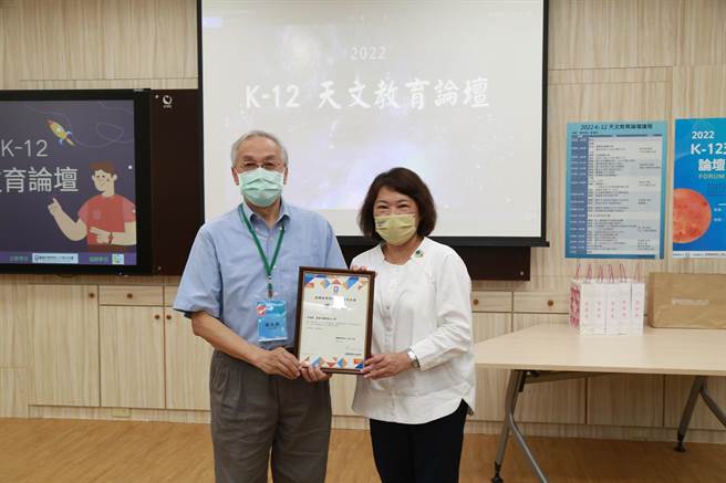 嘉义市长黄敏惠（右）代表接受中研院士叶永烜教授颁赠感谢状感谢。（嘉义市政府提供／廖素慧嘉市传真）
