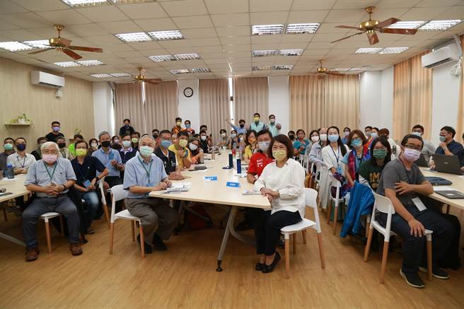 全国各地天文教育工作者齐聚嘉义市兰潭国小研讨，市长黄敏惠感谢大家为天文教育的付出。（嘉义市政府提供／廖素慧嘉市传真）