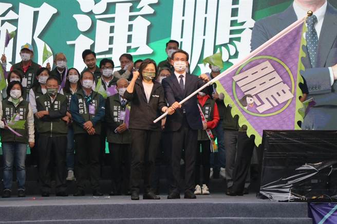 蔡英文总统授战旗给民进党桃园市长候选人郑运鹏。（蔡明亘摄）