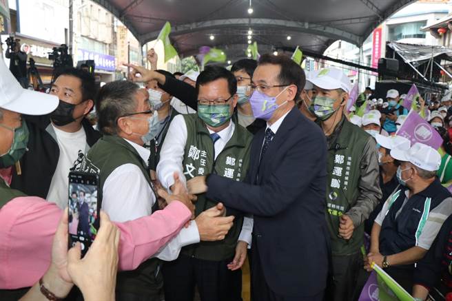桃园市长郑文灿、民进党桃园市长候选人郑运鹏进场时与乡亲握手。（蔡明亘摄）