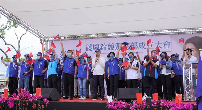 寻求连任的台东县长饶庆铃15日在台东市四维路竞选总部造势，现场群眾挥舞着国旗高喊冻蒜。（蔡旻妤摄）