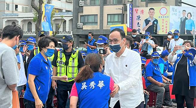 寻求连任的台东县长饶庆铃15日在台东市四维路竞选总部造势，现场群眾挥舞着国旗高喊冻蒜。（蔡旻妤摄）
