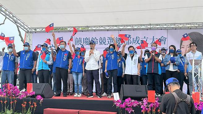 寻求连任的台东县长饶庆铃15日在台东市四维路竞选总部造势，现场群眾挥舞着国旗高喊冻蒜。（蔡旻妤摄）