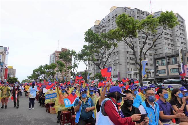 寻求连任的台东县长饶庆铃15日在台东市四维路竞选总部造势，现场群眾挥舞着国旗高喊冻蒜。（蔡旻妤摄）
