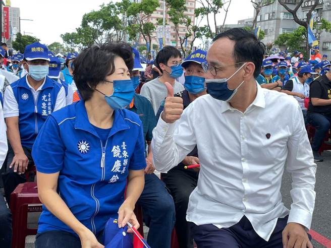 寻求连任的台东县长饶庆铃15日在台东市四维路竞选总部造势。（朱立伦提供／蔡旻妤台东传真）