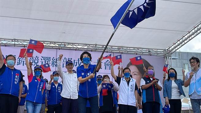 寻求连任的台东县长饶庆铃15日在台东市四维路竞选总部造势。（朱立伦提供／蔡旻妤台东传真）