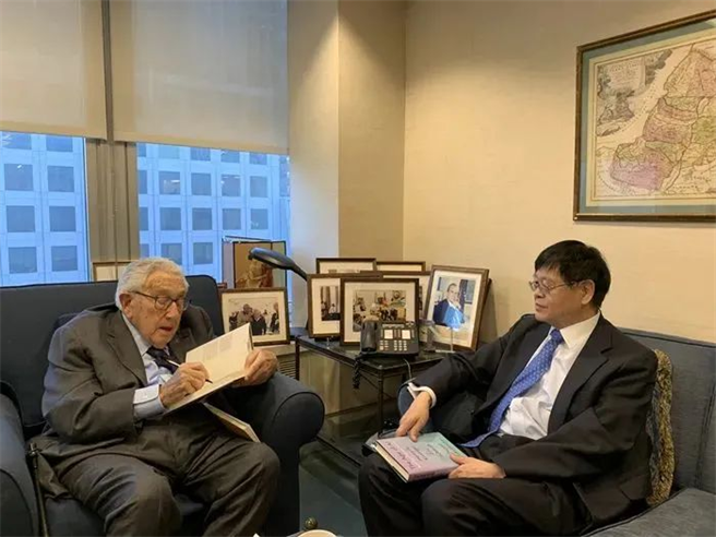 中美智库学者互访，力促两国之间建起更多沟通管道。图为3月2日美国前国务卿季辛吉在纽约办公室会见北大国关学院教授王缉思。（北京大学国际战略研究院）
