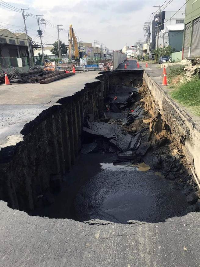 台南市永康区正南三路、中正二街附近的路面突然塌陷出现一个大坑洞。（读者提供／洪荣志台南传真）