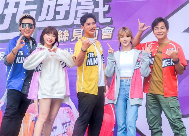 王仁甫（左起）、峮峮、許孟哲、蔡黃汝、孫協志今天舉辦《飢餓遊戲》6周年粉絲見面會。（粘耿豪攝）