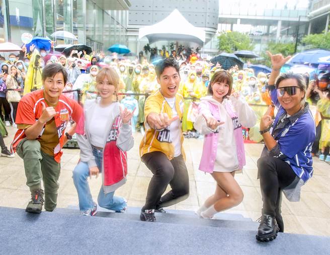 孫協志（左起）、蔡黃汝、許孟哲、峮峮、王仁甫開心《飢餓遊戲》滿6周年，與大批粉絲合影。（粘耿豪攝）