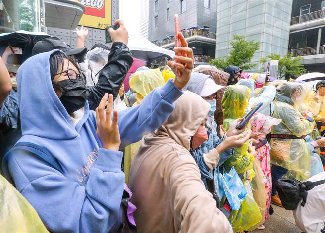 《飢餓遊戲》舉辦6周年見面會，大批粉絲冒雨見偶像。（粘耿豪攝）