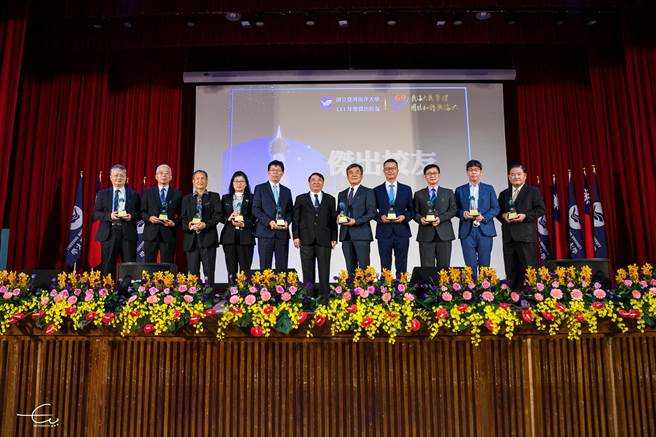 國立台灣海洋大學15日歡慶69周年校慶，海大校長許泰文（圖左6）也代表學校表揚10位傑出校友。（國立台灣海洋大學提供／張志康基隆傳真）