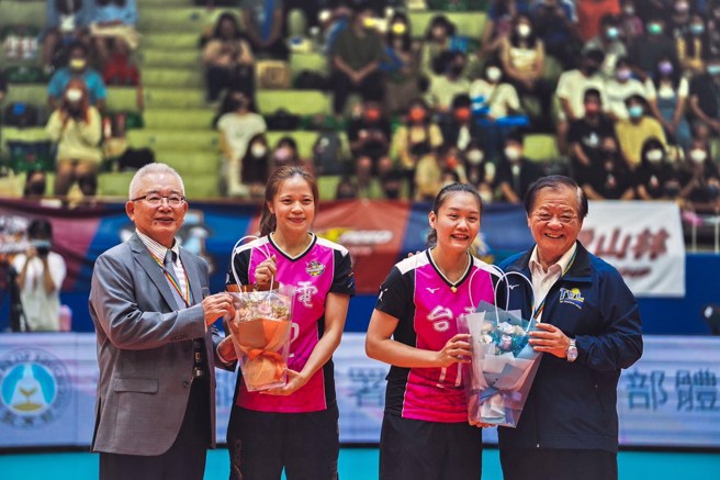 「当家举球」谢苡縥(右二)与「自由女神」杨孟桦今天举办引退仪式。(中华排协提供)