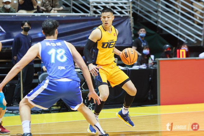 林秉圣持球准备进攻。(T1联盟提供)