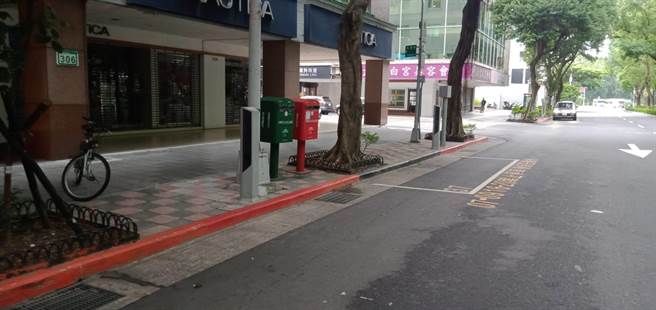 台北市议员锺佩玲发现，智慧停车柱出现「一位两柱」的怪象，民眾质疑到底要在哪个停车柱缴费，并担心是否会被重复开单。（台北市议员锺佩玲提供／张芷瑜台北传真）