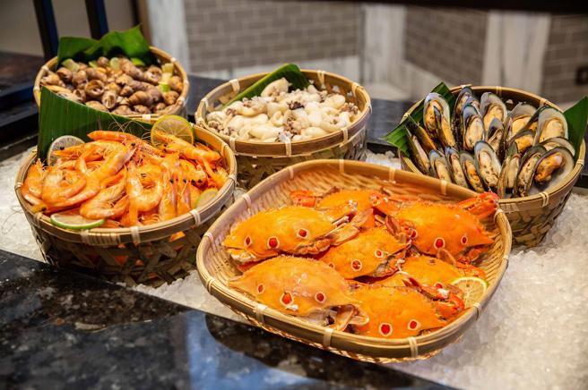 台北万豪酒店线上旅展开卖「Garden Kitchen平日午餐自取美馔单人券」限时买1送1。（台北万豪酒店提供）