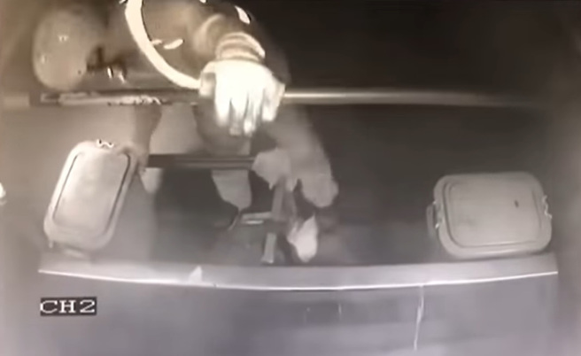 清洁员在行驶中的垃圾车后方整理厨余桶，移重心不稳惨摔地面。（翻摄自脸书爆废公社公开版）