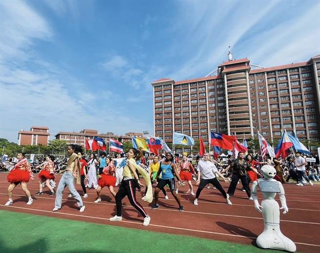 義守大學外籍生穿上代表自己國家的傳統服裝跳舞，炒熱氣氛。（義守大學提供／林瑞益高雄傳真）