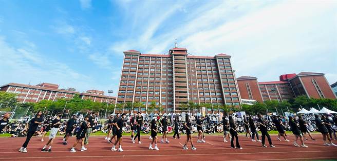 義守大學原住民族學院以勁歌熱舞炒熱校慶的氣氛。（義守大學提供／林瑞益高雄傳真）