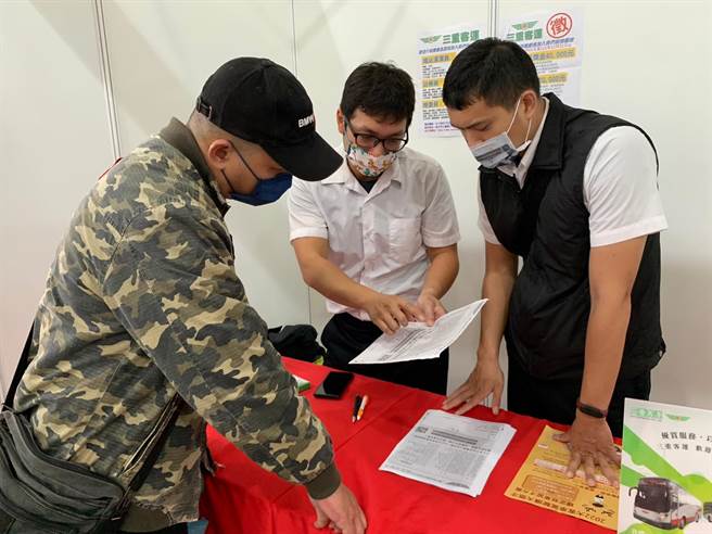 为协助客运业者延揽及培育营业大客车驾驶人才，公路总局新竹区监理所15日选于桃园客运总公司举办招募活动。（桃园监理站提供／陈梦茹桃园传真）