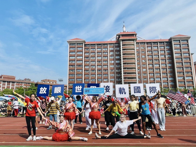 义守大学拥有来自40多个国家、近1500名境外生，丰沛的国际能量在校庆这天展露无遗(照片来源：义守大学提供)。