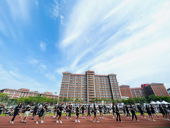 义守大学「原住民族学院」以劲歌热舞炒热现场气氛，展现原民学子的青春热血(照片来源：义守大学提供)。
