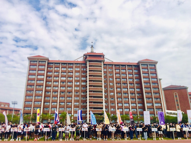 义守大学32周年校庆15日热闹登场，校内10学院学生与长官贵宾齐聚一堂，欢乐迎接校庆(照片来源：义守大学提供)。