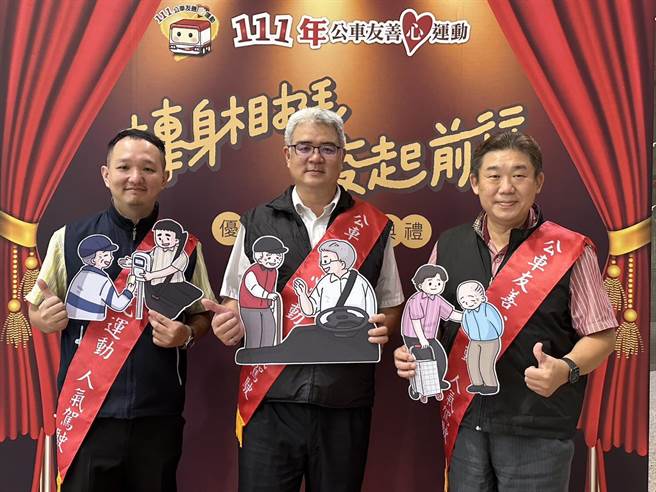 公車司機因曾憲偉、楊詩鋒及林琦憲因視老如親、熱心助人，今年獲頒人氣駕駛獎。（黃婉婷攝）