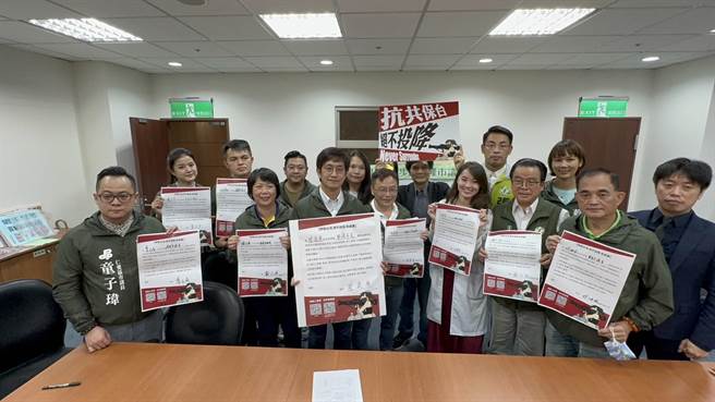 民進黨基隆市長候選人蔡適應15日下午與市議員候選人共同簽署「拒絕投降承諾書」。（蔡適應辦公室提供／張志康基隆傳真）