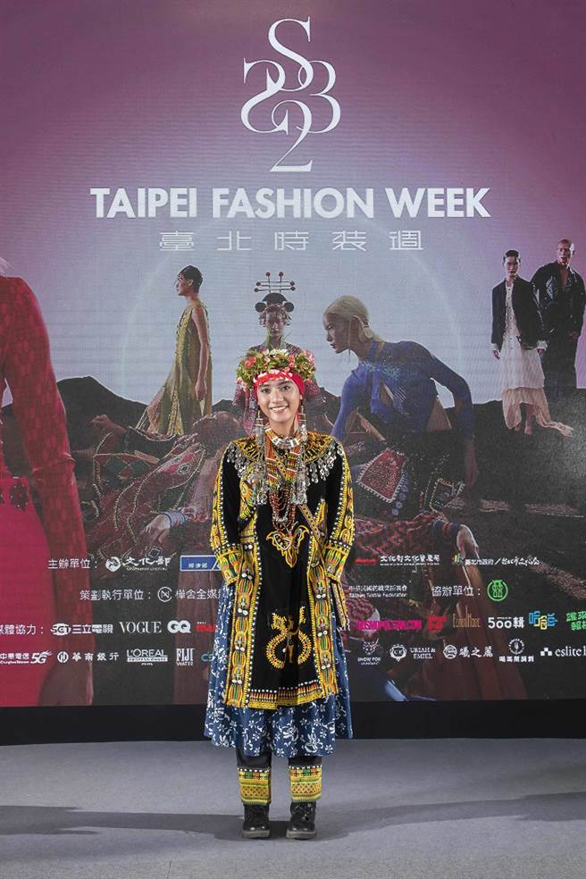 入围最具潜力新演员的程苡雅，表示身上这套曾祖母留下的排湾族族服，就是自己的金钟战袍。（臺北时装周提供）