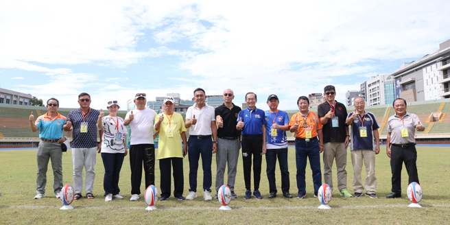 在章富麟理事长(左七)与义大医院杜元坤院长(右七)的催生下，第一届橄榄球企业联赛开打了。(中华民国橄榄球协会提供)