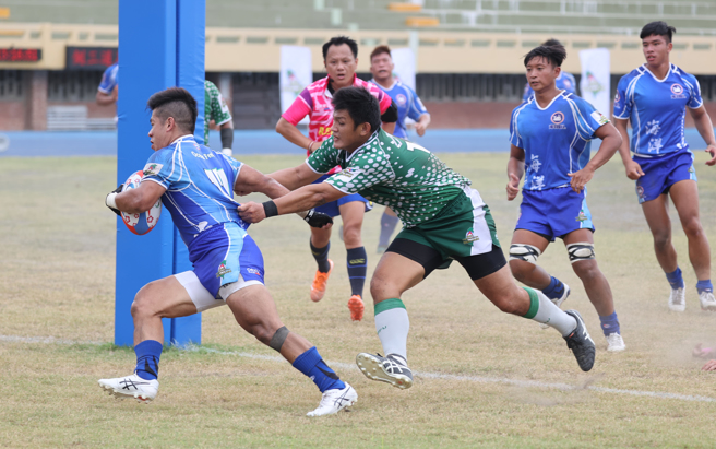 在赵志坚(左)等四位国手的领军下，长大海洋饲料队轻取臺南楷尔队。(中华民国橄榄球协会提供)