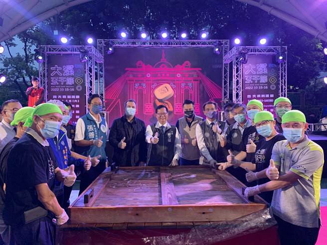 桃园市大溪豆干节迈入第8年，今傍晚在大溪综合运动场热闹开幕。（蔡明亘摄）